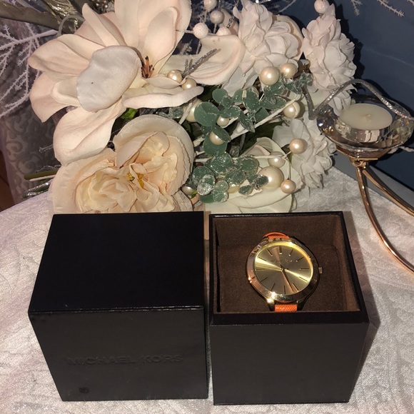 💥CCO SALE💥🥰 AUTHENTIC Michael Kors Watch 🥰 - Picture 2 of 4